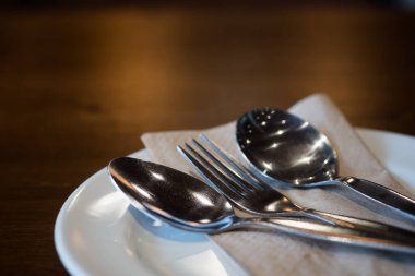 Çatal bıçak takımı bir restoran masasının üzerine konmuştu. Kapat.