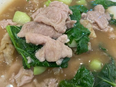 Kalın soslu geniş pirinç eriştesi. Tayland usulü 