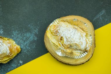 Lezzetli kruvasan bademini kapat. Üst görünüm