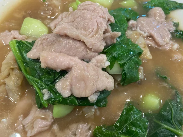 Kalın soslu geniş pirinç eriştesi. Tayland usulü 