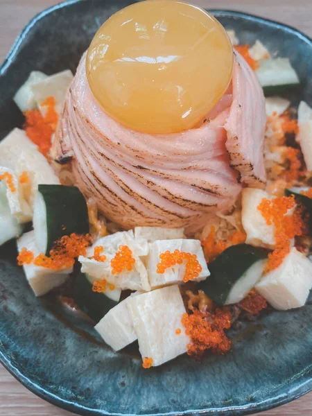 Salmão Don Com Ovo Cru Restaurante Japonês — Fotografia de Stock