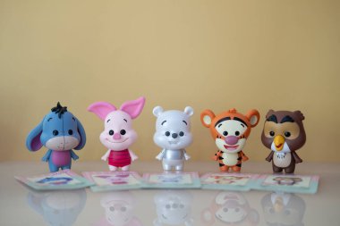 Samut Prakan, Tayland - 16 Mayıs 2021: Tayland 'daki Miniso mağazasında Winnie the Pooh Figures Mystery Blind kutu koleksiyonu satışı.