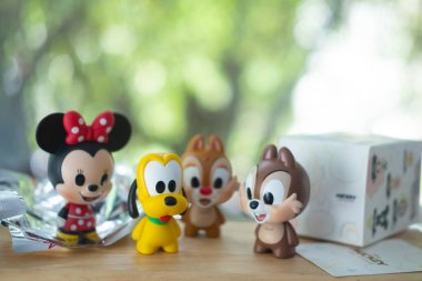 Samut Prakan, Tayland - 16 Mayıs 2021: Miki Fare ailesinin Tayland 'da satılan gizemli kutusunun şirinliği