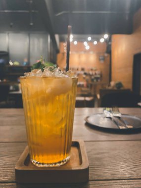 Restorandaki ahşap masada bir bardak buz Longan. Geleneksel Tayland içkisi