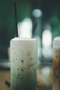 Buzlu yeşil çayı kapat. Seçici odak