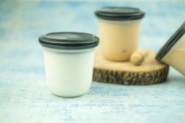 Tofu sütle karışır ve jöle olur. Pudinge benziyor.