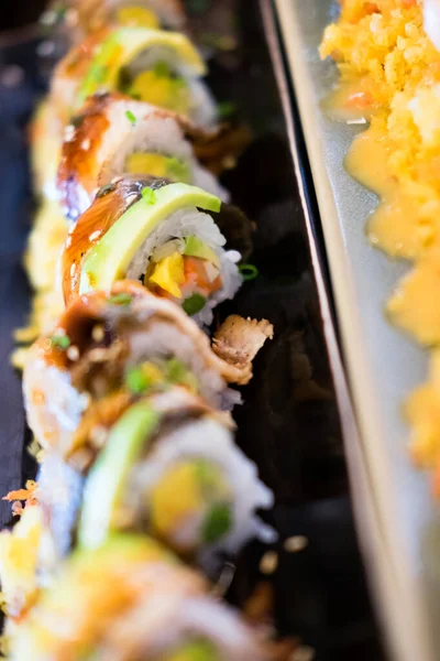 Sushi Bułki Awokado Śmietaną Sezamem Sosem Unagi Menu Sushi Jedzenie — Zdjęcie stockowe