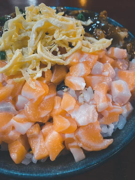 Arroz Japonês Com Pequenos Pedaços Salmão Don Ovo Fatia Tigela — Fotografia de Stock