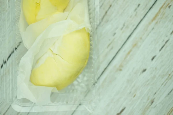 Tutup Buah Durian Dengan Daging Kulit Tajam Dalam Warna Kuning — Stok Foto