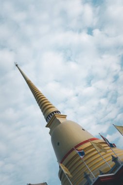 Mavi gökyüzü arka planında Tayland Altın Pagoda.