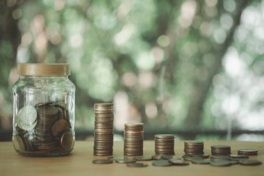 İçinde para yığını olan cam para şişesi büyümeye devam ediyor. Büyüyen iş ve tasarruf yatırım konsepti.