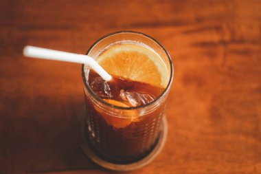 Portakal suyu ve balla karıştırılmış bir bardak espresso. Yaz zamanı için mükemmel bir içki..