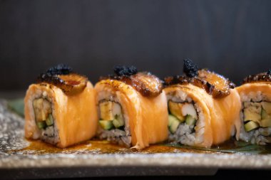 Izgara somon rulolarını kapayın üstüne de kurutulmuş kaz ciğeri koyun.