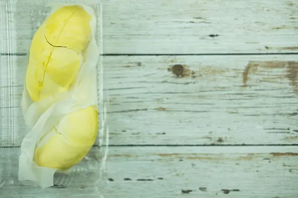 Buah Durian Dalam Warna Kuning Manis Dalam Kotak Plastik Yang — Stok Foto