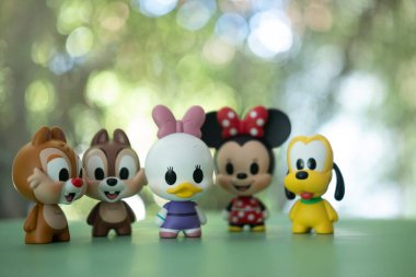 Samut Prakan, Tayland - 16 Mayıs 2021: Tayland 'da Miniso mağazasından rastgele satılan 10 çeşit şirin biblo fare aile figürü