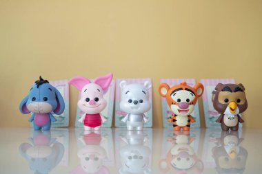 Samut Prakan, Tayland - 16 Mayıs 2021: Tayland 'daki Miniso mağazasında Winnie the Pooh Figures Mystery Blind kutu koleksiyonu satışı.