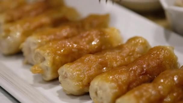 用叉子吃南农 南农是一种在泰国很流行的越南菜 它是用碎猪肉做的 — 图库视频影像