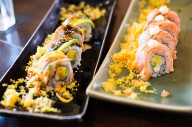 Lezzetli suşi ruloları. Japon suşi yemeği.