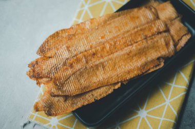 Baharatlı ve tatlı aromalı çıtır kuru kalamar. Tayland mezesi.