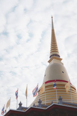 Tayland tapınağında altın bir tapınak beyaz bulut arka planı