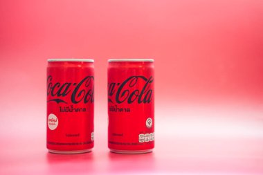 Bangkok, Tayland - 24 Mayıs 2021: Mini konserve yeni Coca-Cola 