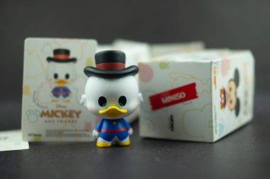 Samut Prakan, Tayland - 24 Mayıs 2021: Tayland 'daki Miniso mağazasındaki kör kutudan şirin Scrooge McDuck koleksiyonu