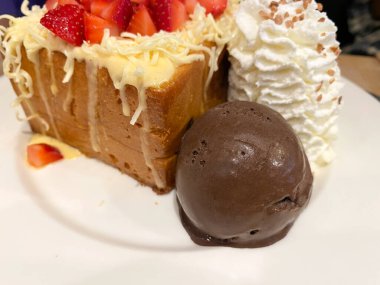 Çilekli ve çikolatalı dondurmalı ballı tost. Kapat.