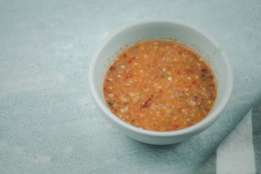 Tayland usulü acılı sos sosu. Deniz ürünleri sosu..