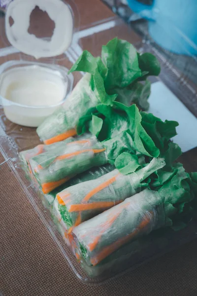 Φρέσκο Ρολό Σαλάτας Λαχανικών Και Σάλτσα Σαλάτας Κουτί Τρώγοντας Σαλάτα — Φωτογραφία Αρχείου
