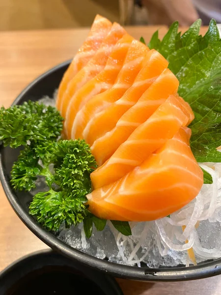 日本のレストランで氷の上で提供される新鮮な生サーモンの刺身をスライスしました 新鮮な鮭の刺身は 日本料理の一部にスライスされます 新鮮な鮭の刺身と和食のコンセプト — ストック写真