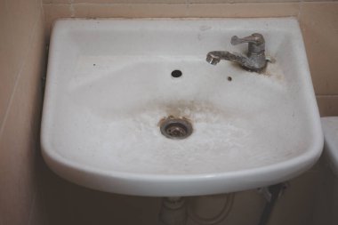 Banyodaki pis havuzu kapat.