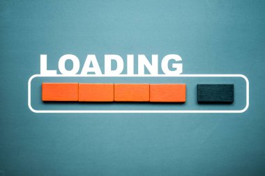 Pastel arka planda tahta çubuk küpü var. Tahta çubuk blokları ve bar yükleme işlemi var. Konsept yükleme.