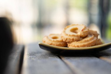 Danimarka usulü tereyağlı bisküvi ve bal aromalı, seçici odaklı.