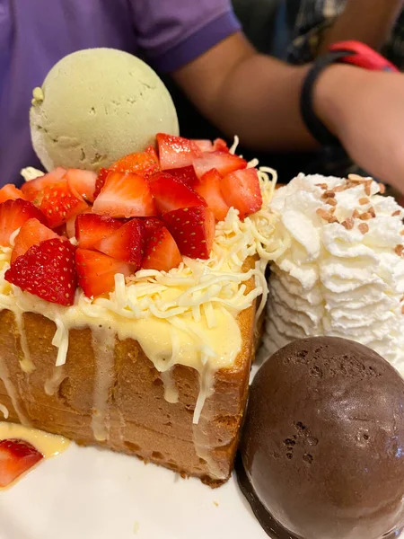 Honigtoast Mit Schokoladeneis Und Grüntee Eisdekoration Mit Käselava Und Erdbeere — Stockfoto