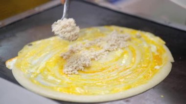 Tayland gözlemesine kıymalı domuz eti ve yumurta. Domuz eti ve yumurtayla doldurulmuş krep.