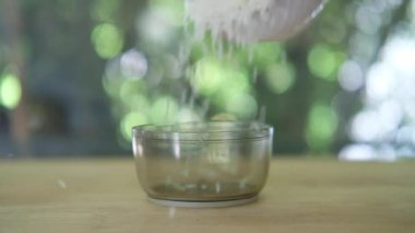 Jasmine pirincini yemek pişirmek için kaseye koyuyor.