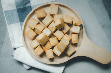 Ahşap tabakta doğranmış balık tofu restoranına yakın durun.
