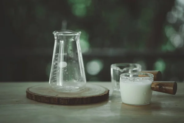 Frischmilch Mini Glasbecher Auf Holztisch — Stockfoto