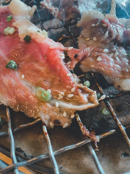 Aproape Delicioase Grătar Carne Marinată Japonez Cărbune Apel Yakiniku Restaurantul — Fotografie, imagine de stoc