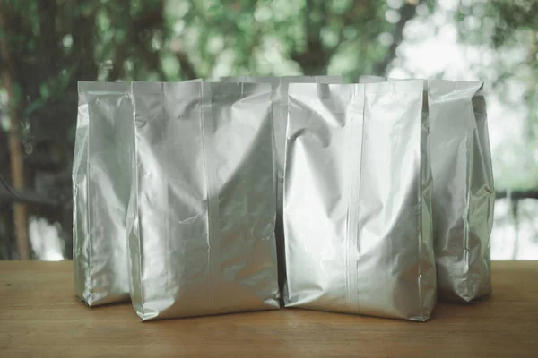 褶皱塑料纸袋前 打包模板模拟集合 铝制咖啡包 — 图库照片