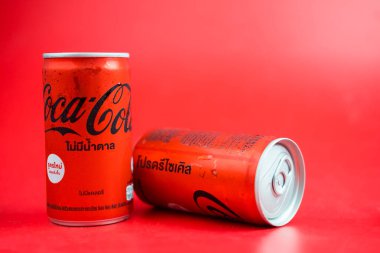 Bangkok, Tayland - 31 Mayıs 2021: Mini konserve yeni Coca-Cola 