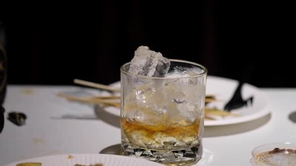 Uomo Raccogliere Bicchiere Whisky Con Soda Mix Ghiaccio Acqua Alla — Video Stock