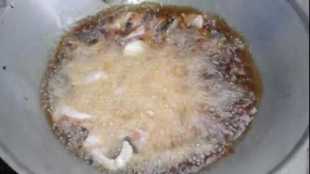 タイの魚をフライパンで熱した油で揚げている タイ料理 — ストック動画