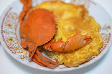 Tayland omletinde bir yengeç lokantası. Tayland ev yemeği.
