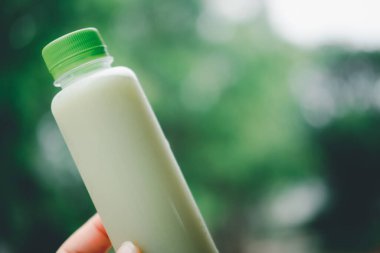 Plastik şişedeki Guava meyve suyu doğaya karşı..