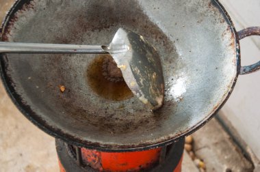 Pişirdikten sonra Tayland gaz ocağında sıcak yağlı tava