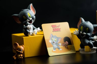 Samut Prakan, Tayland - 5 Haziran 2021: Yeni sınırlı sayıdaki kör kutunun şirin biblosu, Tom ve Jerry, Tayland 'daki Miniso mağazasındaki Peynir Koleksiyonu Figürü Kör Kutusu' nu seviyorum.