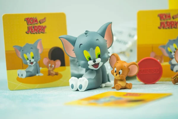 Samut Prakan, Tayland - 5 Haziran 2020: Miniso mağazasından şirin TOM ve JERRY bebeklerinin sınırlı sayıda sayıda üretilmiş kör kutu koleksiyonu.