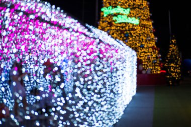 Noel ışığı arkaplanı bulanık - gece partisinde ağaçtaki Noel süslemelerinden hafif bokeh