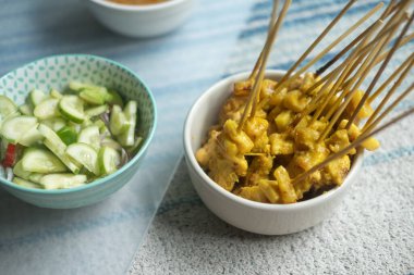 Salatalıklı domuz eti, taze acı biber, soğan. Tayland yemeği..